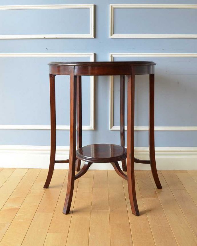 アンティークのテーブル　アンティーク家具　マホガニー材の高級感がある英国輸入家具、象嵌入りのオケージョナルテーブル。クルッと回転。(k-1887-f)