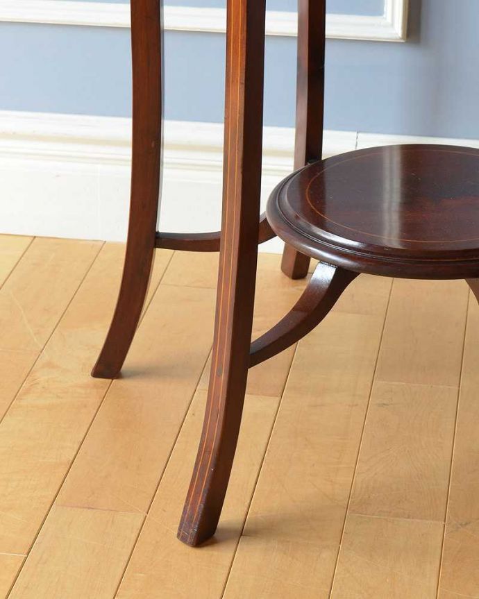 アンティークのテーブル　アンティーク家具　マホガニー材の高級感がある英国輸入家具、象嵌入りのオケージョナルテーブル。持ち上げなくても移動できます！Handleのアンティークは、脚の裏にフェルトキーパーをお付けしていますので、床を滑らせてれば移動が簡単です。(k-1887-f)