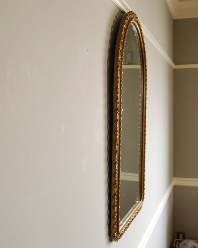 アンティーク ミラー（鏡）　アンティーク雑貨　ゴールドの装飾が壁を彩るイギリス輸入のアンティークミラー。アンティークのミラーは重みがあります。(k-1887-z)