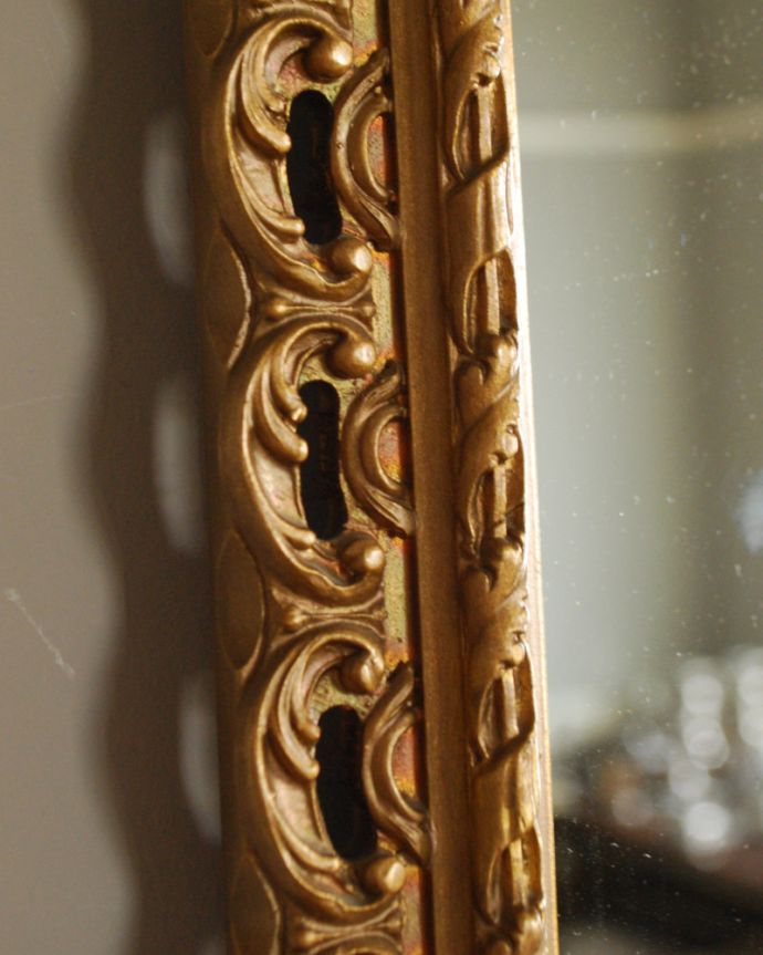 アンティーク ミラー（鏡）　アンティーク雑貨　ゴールドの装飾が壁を彩るイギリス輸入のアンティークミラー。華やかなので、これ一枚で壁が素敵に変身します。(k-1887-z)