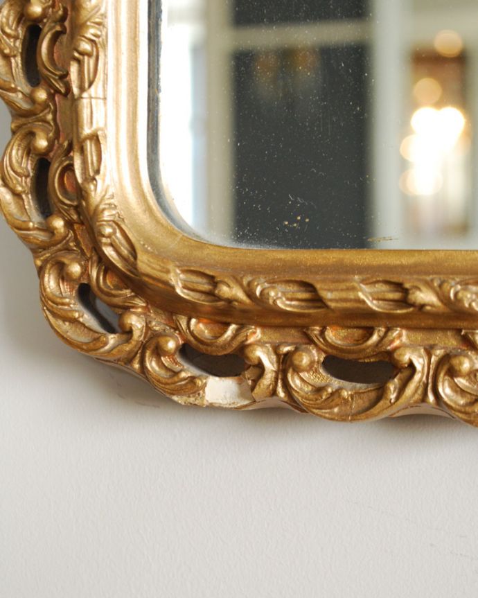 アンティーク ミラー（鏡）　アンティーク雑貨　ゴールドの装飾が壁を彩るイギリス輸入のアンティークミラー。装飾がとても美しい、ゴージャスなミラーです。(k-1887-z)