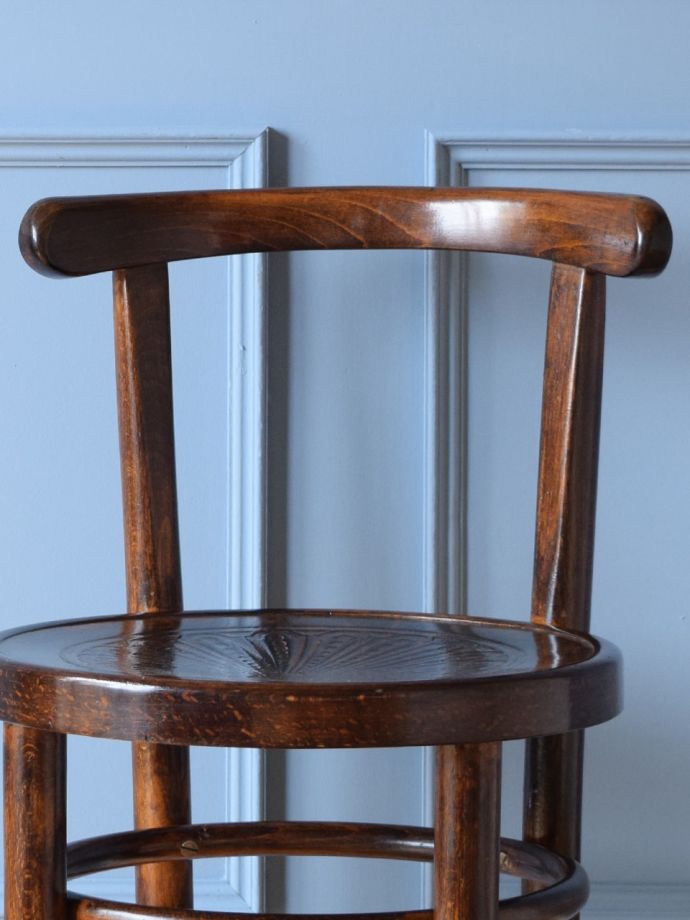 イギリスから届いたアンティークの椅子、シンプルなデザインが 