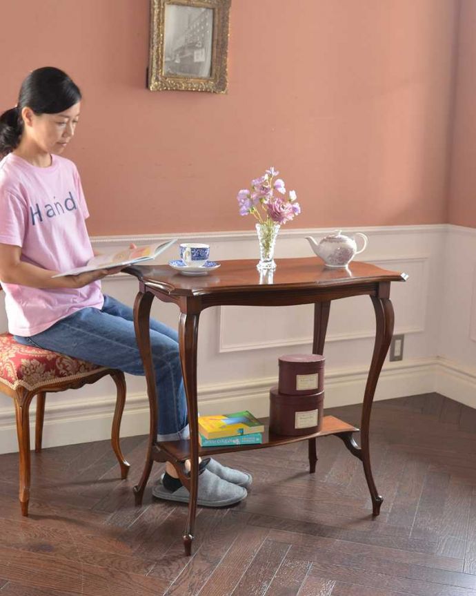 アンティークのテーブル　アンティーク家具　美しい脚が魅力のな英国アンティーク家具、オケージョナルテーブル。どんな場所でも便利に使える小さなテーブルそもそも「オケージョナル」とは「便利に使える」と言う意味。(k-1888-f)