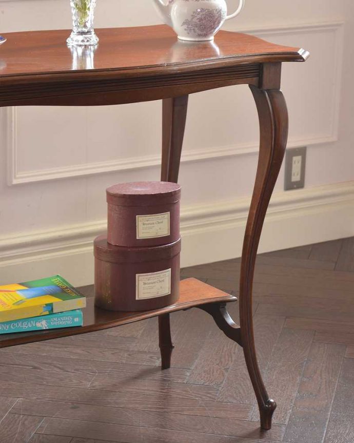 アンティークのテーブル　アンティーク家具　美しい脚が魅力のな英国アンティーク家具、オケージョナルテーブル。上品で優雅なアンティーク凛とした雰囲気が漂うアンティークらしい立ち姿のテーブル。(k-1888-f)