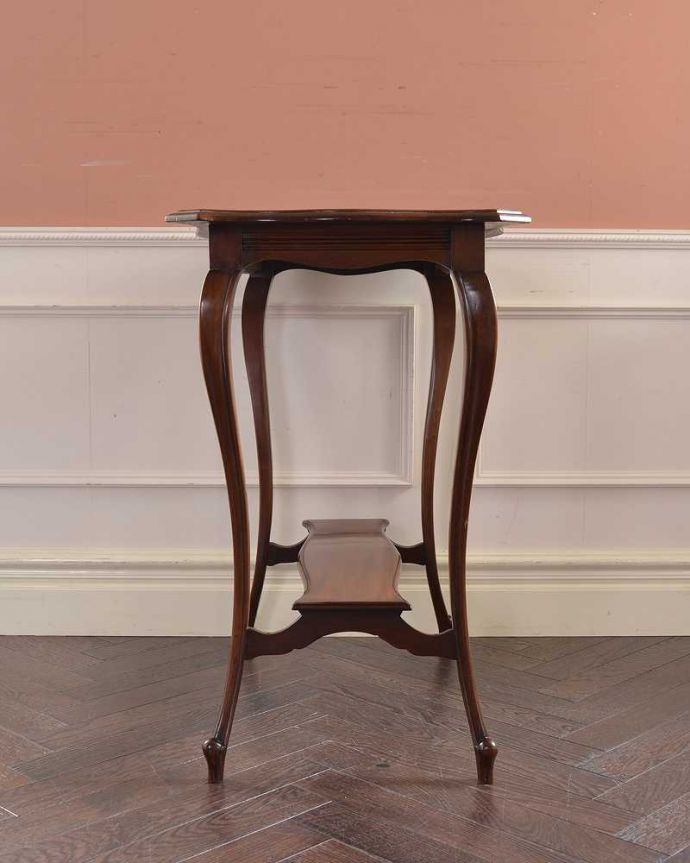 アンティークのテーブル　アンティーク家具　美しい脚が魅力のな英国アンティーク家具、オケージョナルテーブル。クルッと回転。(k-1888-f)