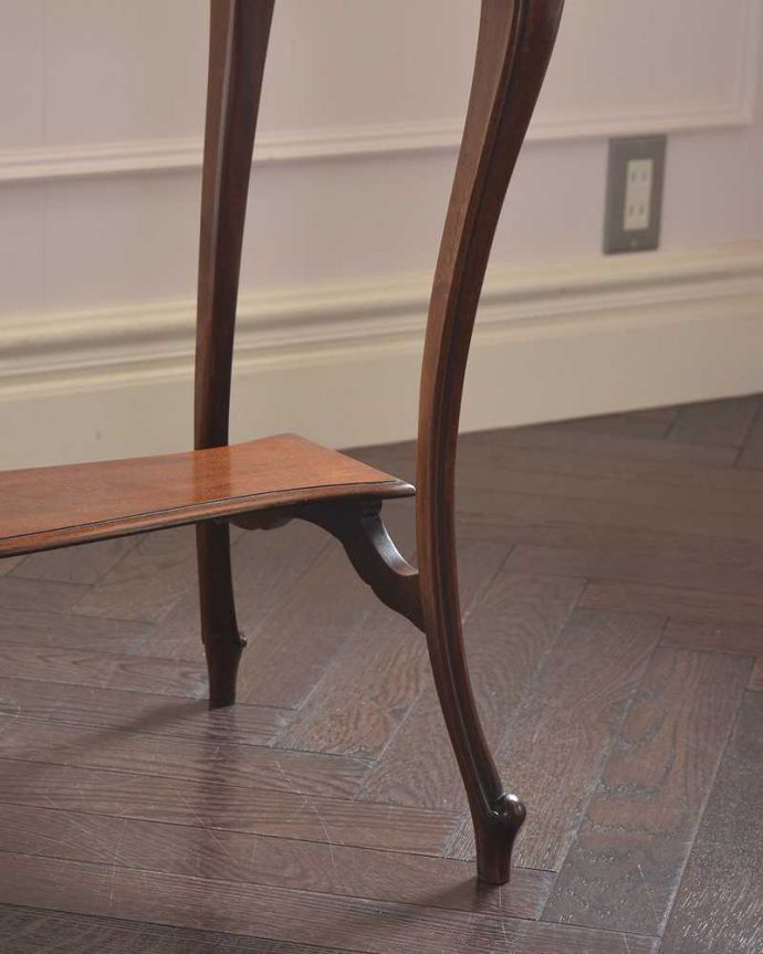 アンティークのテーブル　アンティーク家具　美しい脚が魅力のな英国アンティーク家具、オケージョナルテーブル。持ち上げなくても移動できます！Handleのアンティークは、脚の裏にフェルトキーパーをお付けしていますので、床を滑らせてれば移動が簡単です。(k-1888-f)