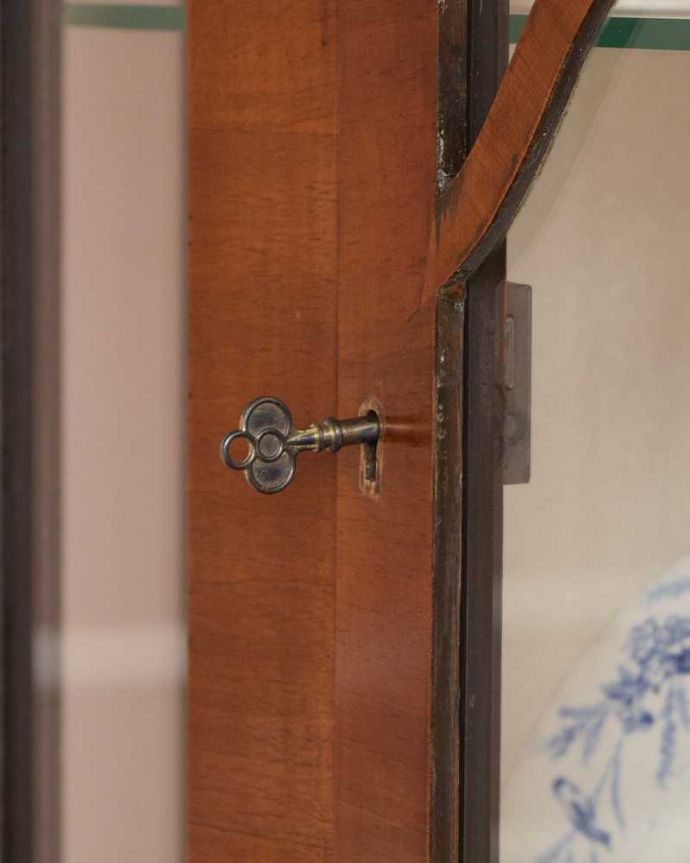 アンティークのキャビネット　アンティーク家具　美しいガラス扉のアンティーク家具、英国ガラスキャビネット（飾り棚）。アンティークらしい取っ手取っ手にもアンティークらしさが。(k-1889-f)