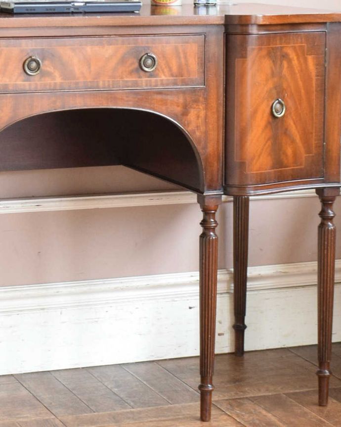 アンティークのデスク・書斎机　アンティーク家具　クラシックなアンティーク英国家具、華奢な脚が美しいデスク（机）。アンティークらしい銘木の木目の美しさ本来、機能的に使われる家具デスクも、アンティークだと木目の美しさが楽しめる家具に。(k-1891-f)