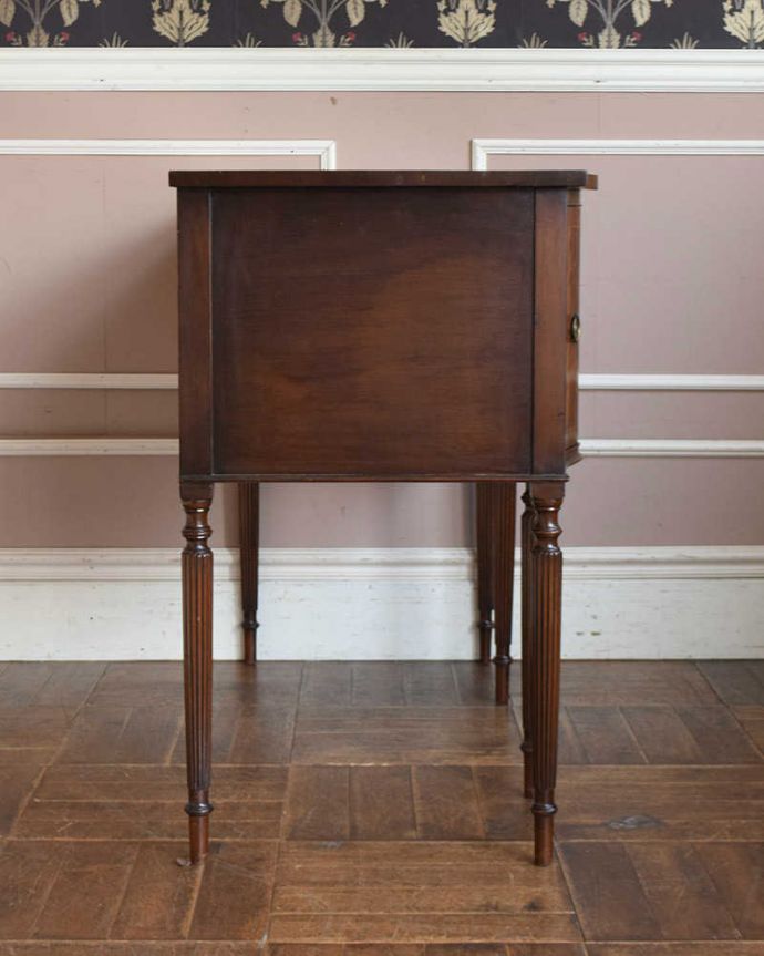 アンティークのデスク・書斎机　アンティーク家具　クラシックなアンティーク英国家具、華奢な脚が美しいデスク（机）。横顔も美しく！こんな風に見えますもちろん、横側もキレイに修復しているので、横から見てもキレイです。(k-1891-f)