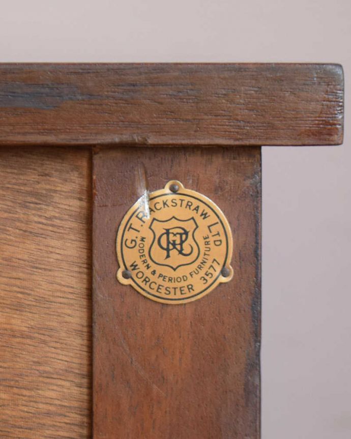 アンティークのデスク・書斎机　アンティーク家具　クラシックなアンティーク英国家具、華奢な脚が美しいデスク（机）。タグが残っていました。(k-1891-f)