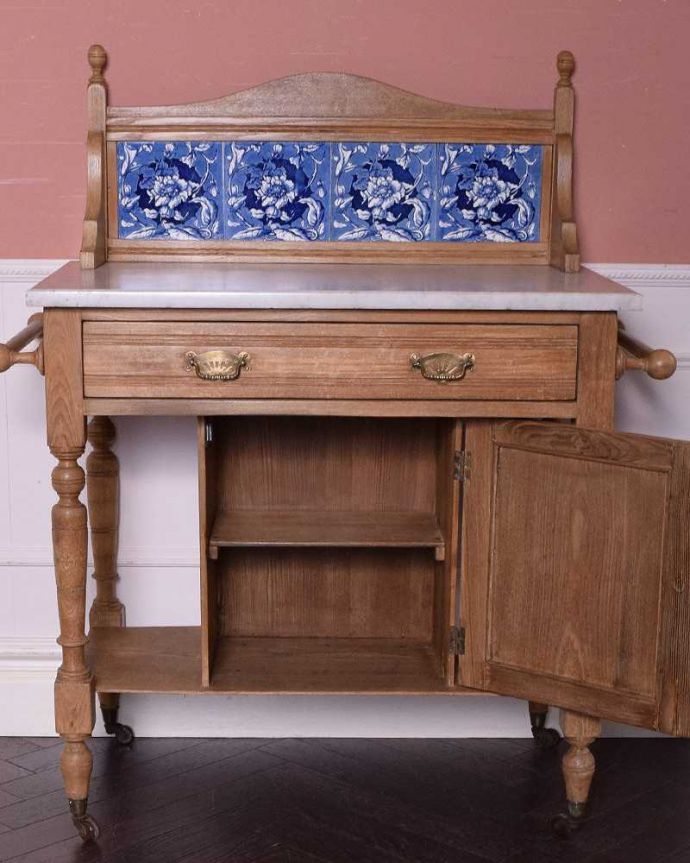 サイドボード　アンティーク家具　鮮やかなブルーのお花のタイルが付いたウォッシュスタンド、英国のアンティーク家具。扉を開いた中もキレイです。(k-1895-f)
