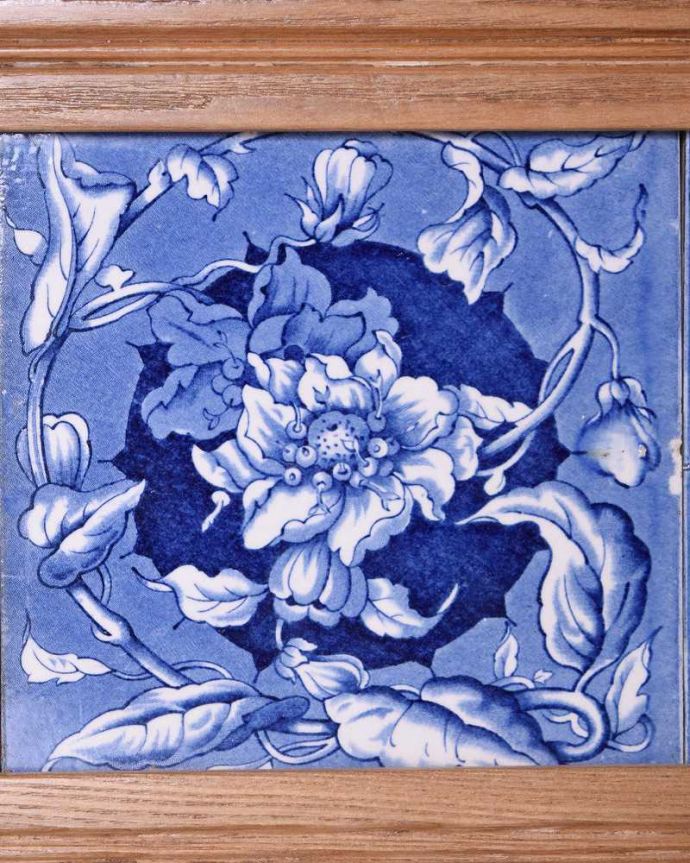 サイドボード　アンティーク家具　鮮やかなブルーのお花のタイルが付いたウォッシュスタンド、英国のアンティーク家具。アンティークだけが持つ独特の風合い美しい模様のアンティークタイルにうっとり･･･年月を経たアンティークタイルだけが持つ魅力を楽しんでください。(k-1895-f)
