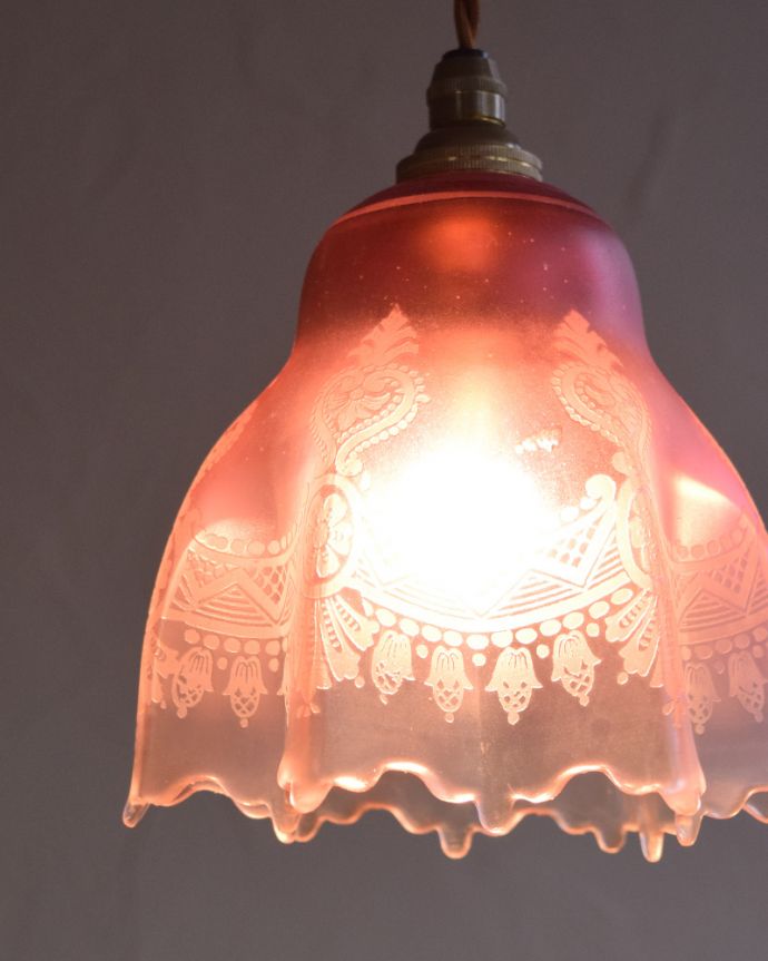 ペンダントライト　照明・ライティング　おしゃれなアンティークガラスシェードの照明器具（コード・シャンデリア電球・ギャラリーなし）。シェードから漏れる光に癒されます。(k-1895-z)