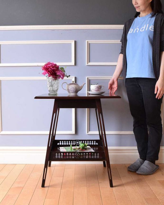 アンティークのテーブル　アンティーク家具　ワンポイントの象嵌が上品な英国家具、高級感あるマホガニー材のオケージョナルテーブル。どんな場所でも便利に使える小さなテーブルそもそも「オケージョナル」とは「便利に使える」と言う意味。(k-1897-f)