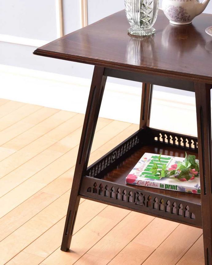 アンティークのテーブル　アンティーク家具　ワンポイントの象嵌が上品な英国家具、高級感あるマホガニー材のオケージョナルテーブル。上品で優雅なアンティーク凛とした雰囲気が漂うアンティークらしい立ち姿のテーブル。(k-1897-f)