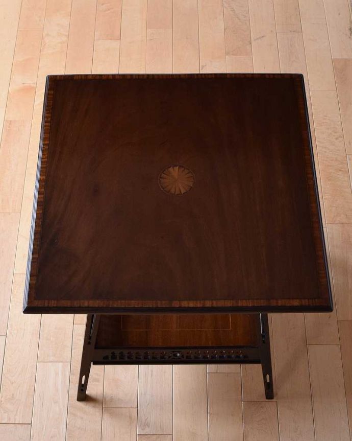 アンティークのテーブル　アンティーク家具　ワンポイントの象嵌が上品な英国家具、高級感あるマホガニー材のオケージョナルテーブル。天板の形を見てみると･･･テーブルの形を上から見ると、こんな感じです。(k-1897-f)