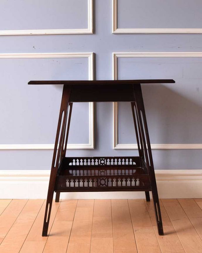 アンティークのテーブル　アンティーク家具　ワンポイントの象嵌が上品な英国家具、高級感あるマホガニー材のオケージョナルテーブル。クルッと回転。(k-1897-f)