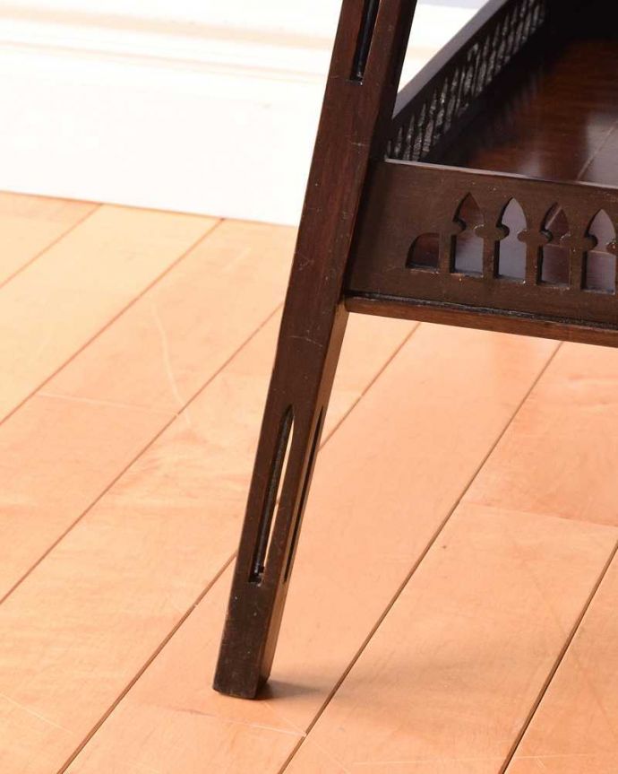 アンティークのテーブル　アンティーク家具　ワンポイントの象嵌が上品な英国家具、高級感あるマホガニー材のオケージョナルテーブル。持ち上げなくても移動できます！Handleのアンティークは、脚の裏にフェルトキーパーをお付けしていますので、床を滑らせてれば移動が簡単です。(k-1897-f)