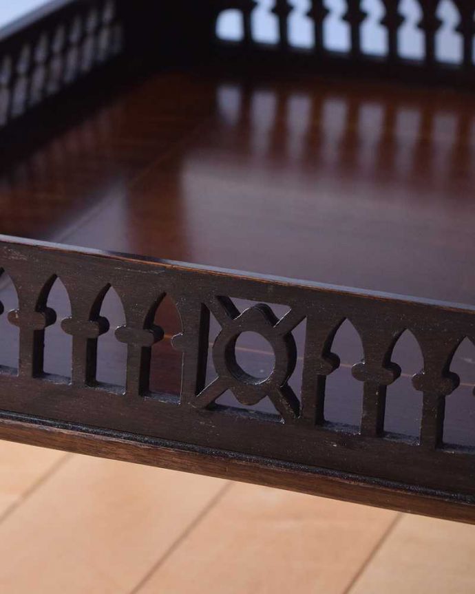 アンティークのテーブル　アンティーク家具　ワンポイントの象嵌が上品な英国家具、高級感あるマホガニー材のオケージョナルテーブル。いろんな場所にこだわり彫のデザインもいろいろです。(k-1897-f)