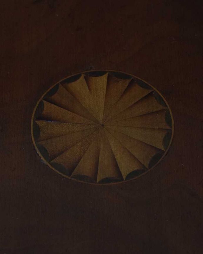 アンティークのテーブル　アンティーク家具　ワンポイントの象嵌が上品な英国家具、高級感あるマホガニー材のオケージョナルテーブル。うっとりする美しさアンティークだから手に入る美しい象嵌。(k-1897-f)