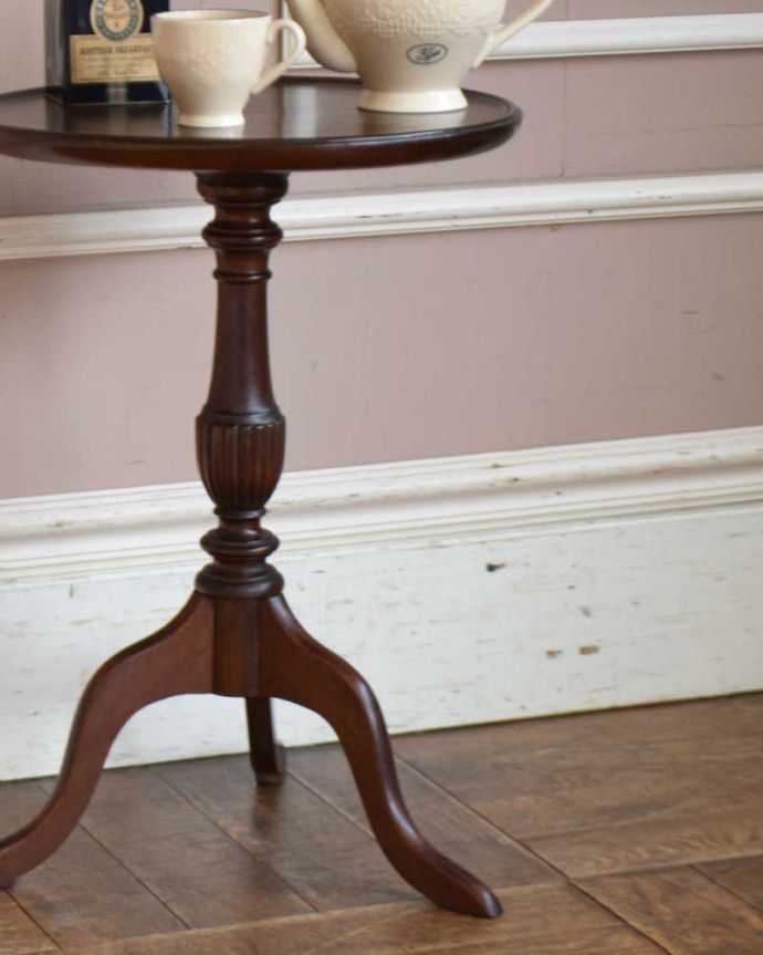アンティークのテーブル　アンティーク家具　持ち運び便利！ラクラク運べるティーテーブル。小さくてもアンティークの気品タップリ。(k-1899-f)
