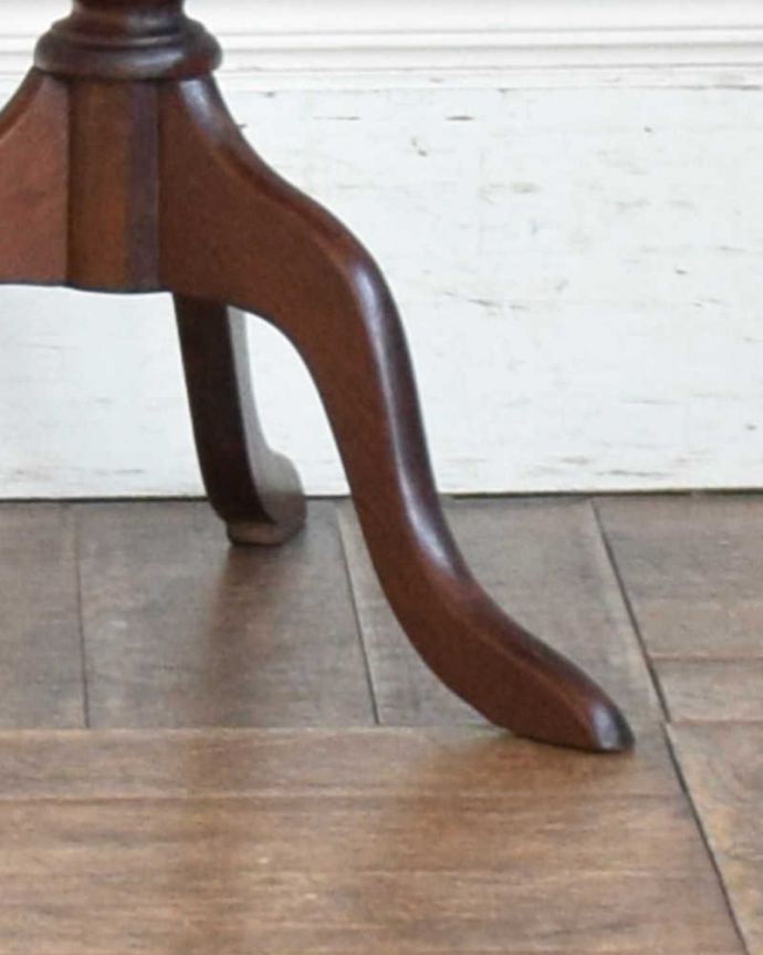 アンティークのテーブル　アンティーク家具　持ち運び便利！ラクラク運べるティーテーブル。Handleの家具の脚の裏には･･･Handleのアンティーク家具は、床にキズが付かないよう脚の裏にフェルトキーパーをお付けしています。(k-1899-f)