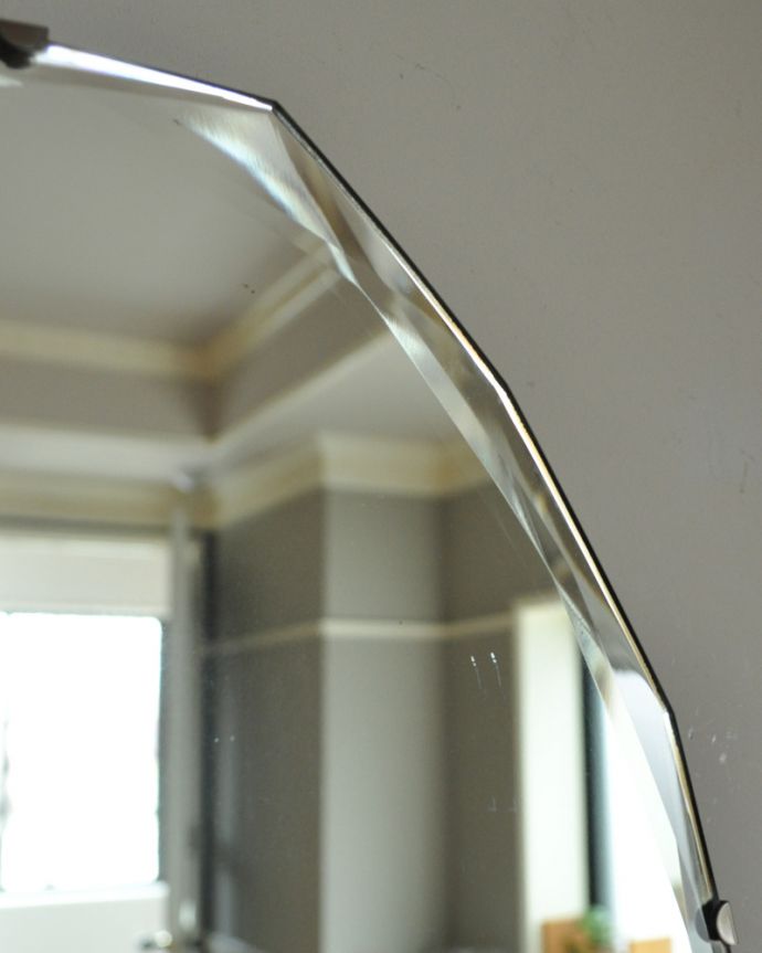 アンティーク カッティングミラー　アンティーク雑貨　縁どりのカッティングが綺麗なオーバル型のアンティークミラー（壁掛け鏡）。現代のミラーの倍くらいの厚みがあるんです。(k-1902-z)