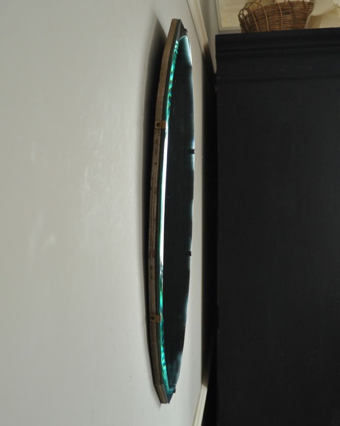 アンティーク カッティングミラー　アンティーク雑貨　縁どりのカッティングが綺麗なオーバル型のアンティークミラー（壁掛け鏡）。アンティークのミラーは重みがあります。(k-1902-z)