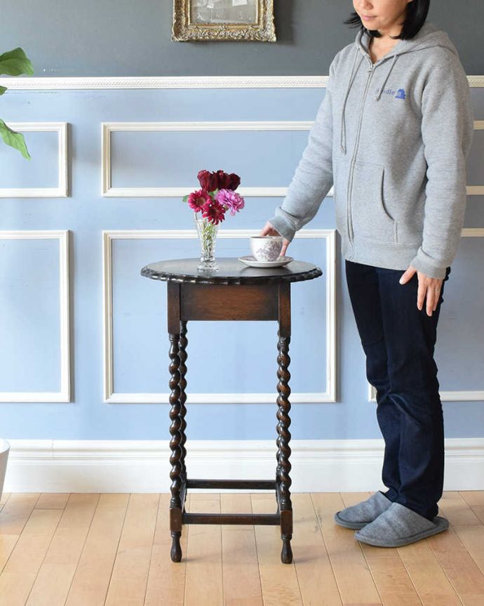アンティークのテーブル　アンティーク家具　ツイスト脚が美しいアンティークの英国家具、オケージョナルテーブル。便利に使えるコンパクトサイズのテーブル「オケージョナル」とは「便利に使える」と言う意味。(k-1906-f)