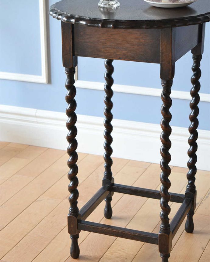 アンティークのテーブル　アンティーク家具　ツイスト脚が美しいアンティークの英国家具、オケージョナルテーブル。間違いなし！英国アンティーク定番のデザインクルックルッとしなやかに巻かれた女性らしいデザインが印象的なツイスト脚。(k-1906-f)
