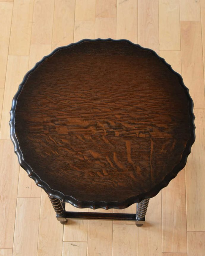 アンティークのテーブル　アンティーク家具　ツイスト脚が美しいアンティークの英国家具、オケージョナルテーブル。キレイに修復しましたやっぱり気になるテーブルの天板。(k-1906-f)