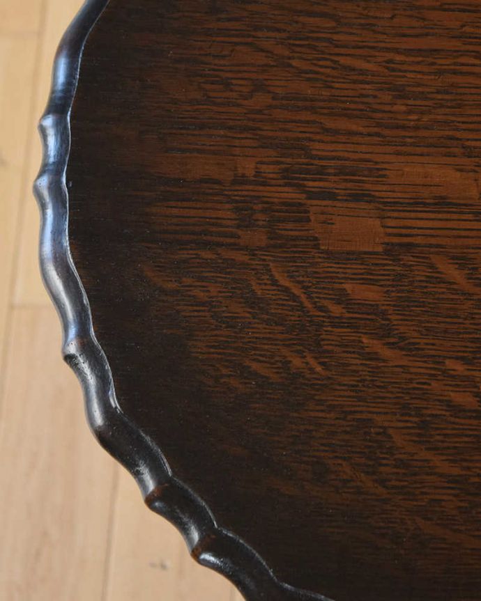 アンティークのテーブル　アンティーク家具　ツイスト脚が美しいアンティークの英国家具、オケージョナルテーブル。近づいて見てみると･･･天板を見てみるとこんな感じです。(k-1906-f)