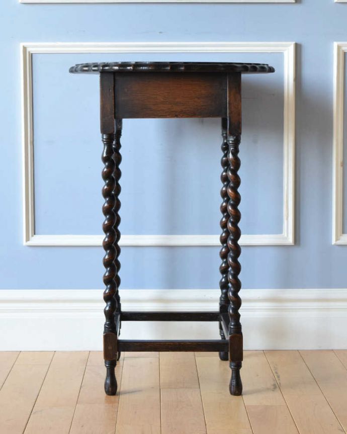 アンティークのテーブル　アンティーク家具　ツイスト脚が美しいアンティークの英国家具、オケージョナルテーブル。クルッと回転。(k-1906-f)