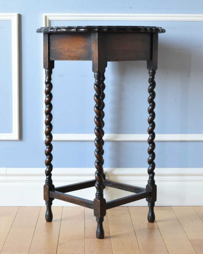 アンティークのテーブル　アンティーク家具　ツイスト脚が美しいアンティークの英国家具、オケージョナルテーブル。しっかり修復しました。(k-1906-f)