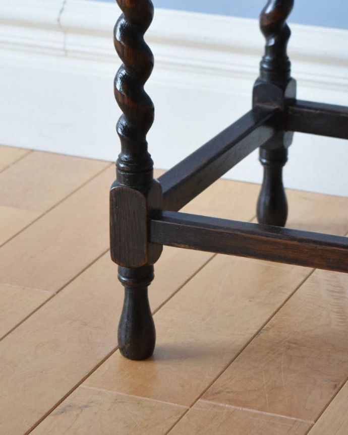 アンティークのテーブル　アンティーク家具　ツイスト脚が美しいアンティークの英国家具、オケージョナルテーブル。持ち上げなくても大丈夫！Handleのアンティークは、脚の裏にフェルトキーパーをお付けしています。(k-1906-f)