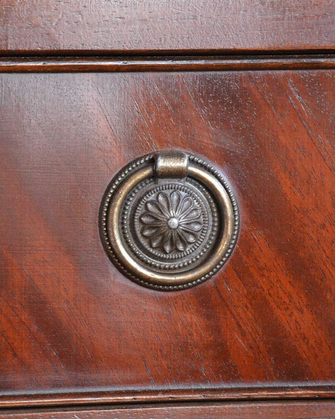 アンティークのチェスト　アンティーク家具　マホガニー材のアンティーク英国輸入家具、美しいチェスト。取っ手もアンティークらしい･･･アンティーク家具の取っ手は、なんだか高級感があるんですよね。(k-1907-f)