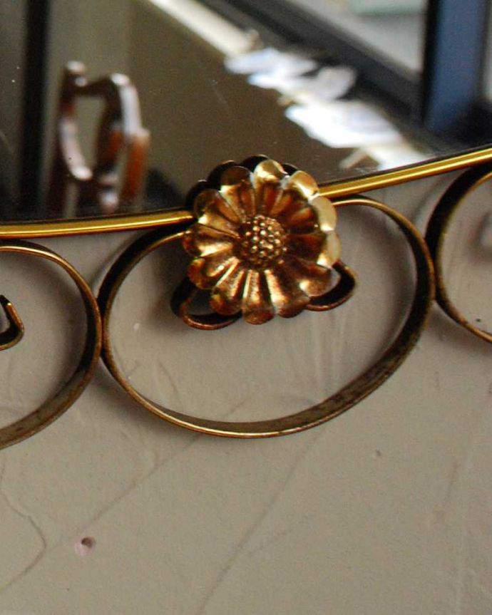 アンティーク ミラー（鏡）　アンティーク雑貨　お花×リーフのゴールドの縁どりが素敵なイギリス輸入のアンティークミラー。お花の装飾が美しいデザインです。(k-1907-z)