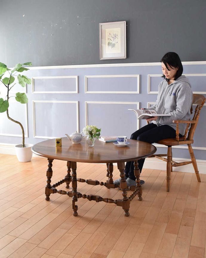 アーコールの家具　アンティーク家具　アーコールのアンティーク家具、伸張式のコーヒーテーブル（ゲートレッグテーブル）。使い方に合わせて3通りで使えるアンティークの定番アンティーク家具の定番テーブルと言えばゲートレッグテーブル。(k-1908-f)