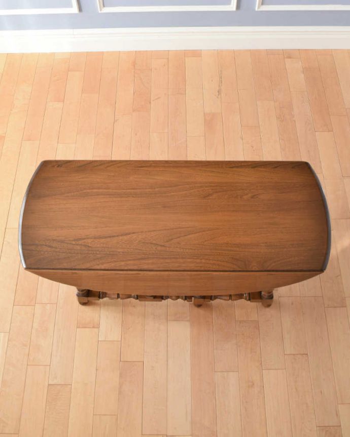 アーコールの家具　アンティーク家具　アーコールのアンティーク家具、伸張式のコーヒーテーブル（ゲートレッグテーブル）。畳むとこんなにスリムなサイズリーフを閉じた状態のテーブルを上から見るとこんな感じ。(k-1908-f)