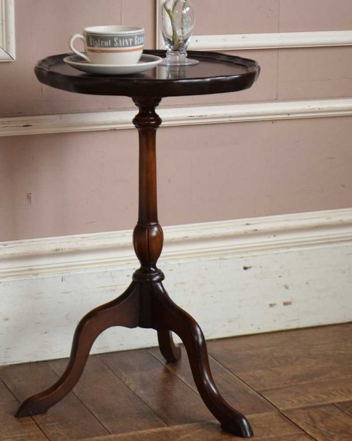 アンティークのテーブル　アンティーク家具　英国から届いた小さなアンティーク、トライポットのワインテーブル。小さくてもアンティークの気品タップリ。(k-1910-f)