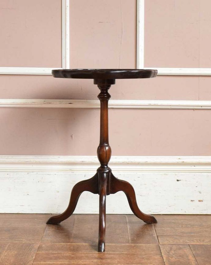 アンティークのテーブル　アンティーク家具　英国から届いた小さなアンティーク、トライポットのワインテーブル。横から見てもステキなんです横から見るとこんな感じ。(k-1910-f)