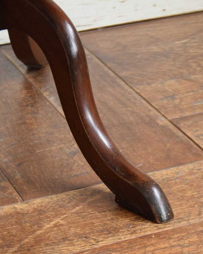 アンティークのテーブル　アンティーク家具　英国から届いた小さなアンティーク、トライポットのワインテーブル。Handleの家具の脚の裏には･･･Handleのアンティーク家具は、床にキズが付かないよう脚の裏にフェルトキーパーをお付けしています。(k-1910-f)