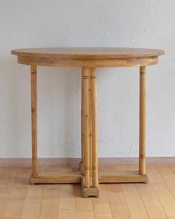 アンティークのテーブル　アンティーク家具　クロスした脚がオシャレ！オールドパインのテーブル。こっち側もキレイです！アンティークは新品ではないので、もちろん経年変化によるキズはありますが、専門の職人がきちんとお直しをしているので、180度どの角度もキレイです。(k-1911k-f)