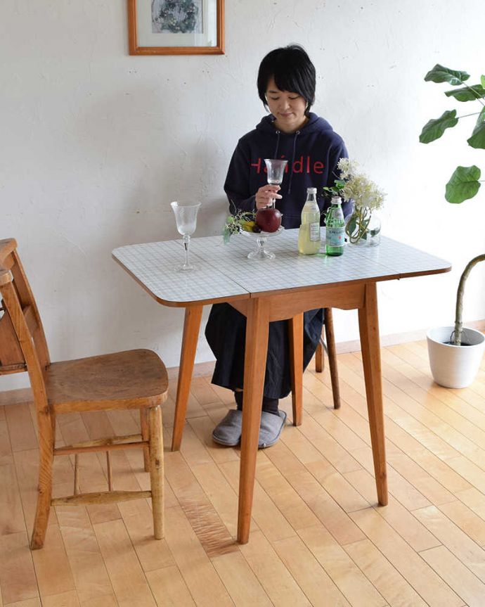 アンティークのテーブル　アンティーク家具　爽やかな北欧スタイルにアンティークのバタフライダイニングテーブル。やっぱり人気！3WAYで使える伸張式のテーブル。(k-1912k-f)