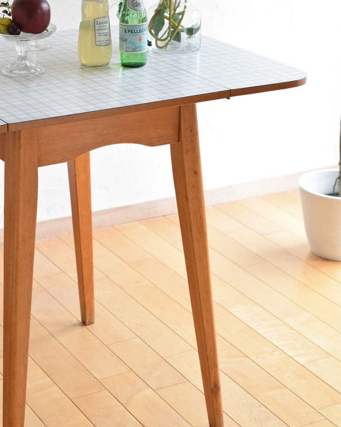アンティークのテーブル　アンティーク家具　爽やかな北欧スタイルにアンティークのバタフライダイニングテーブル。クールな表情の中に見える木のぬくもり天板は合板ですが、脚はビーチ材で作られているので温かみを感じることができます。(k-1912k-f)