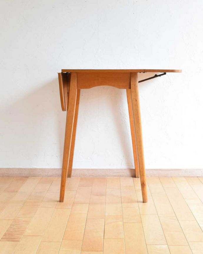 アンティークのテーブル　アンティーク家具　爽やかな北欧スタイルにアンティークのバタフライダイニングテーブル。片方だけ開いても･･･リーフは片方ずつ広がるので、3WAYで使えます。(k-1912k-f)