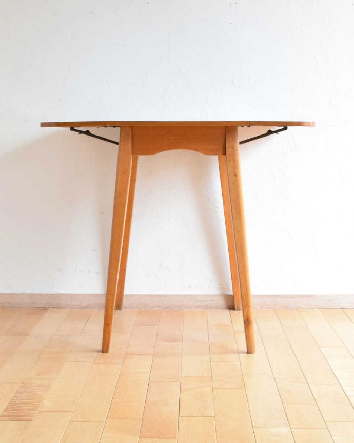アンティークのテーブル　アンティーク家具　爽やかな北欧スタイルにアンティークのバタフライダイニングテーブル。両方開いたらこんな感じ脚元のデザインもすっきりシンプルなので、圧迫感を感じません。(k-1912k-f)