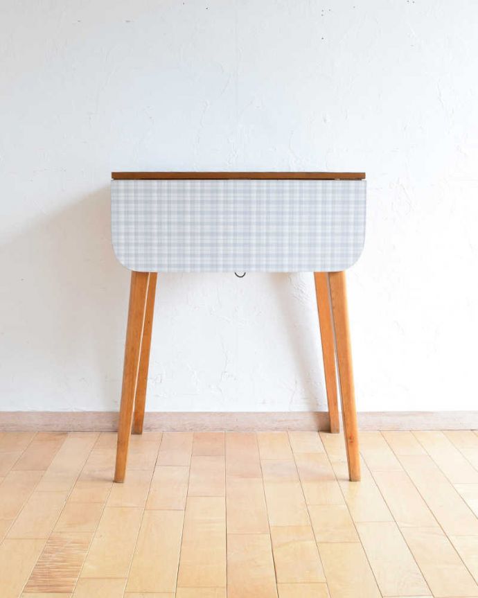 アンティークのテーブル　アンティーク家具　爽やかな北欧スタイルにアンティークのバタフライダイニングテーブル。クルッと回転畳んで壁に付けると印象が変わります。(k-1912k-f)