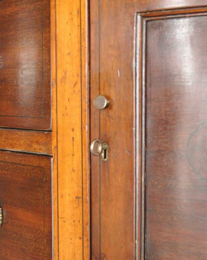 アンティークのキャビネット　アンティーク家具　英国輸入のアンティーク家具、マホガニー材を使ったキャビネット（飾り棚）。。(k-1916k-f)