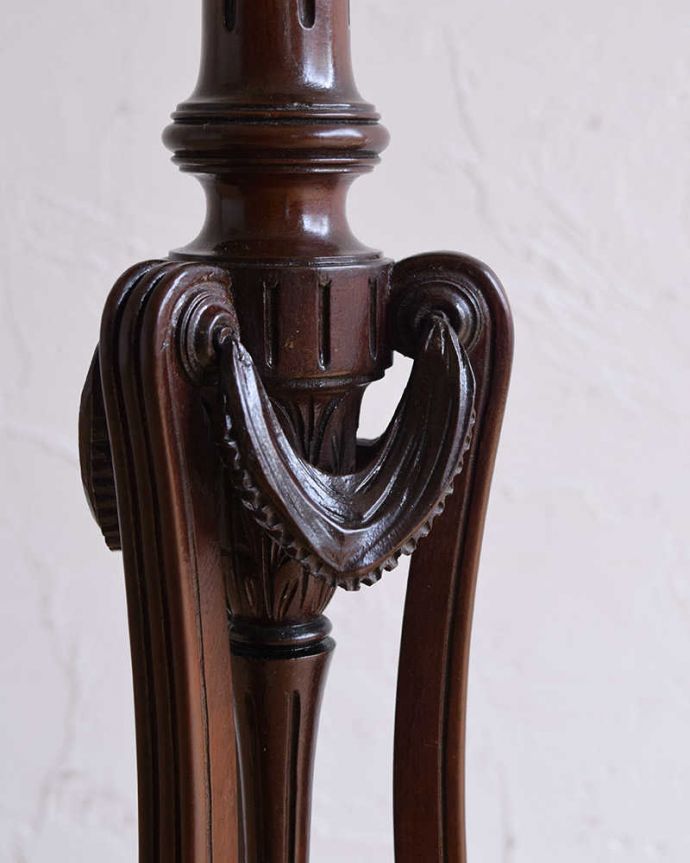 プランツスタンド・ケーキスタンド　アンティーク家具　英国から届いた優雅なアンティーク、脚の装飾が美しいマホガニー材のプランツスタンド。アンティークならではの繊細な細工です。(k-1918k-f)